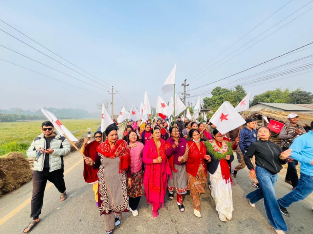 चुनावी घरदैलोमा व्यस्त रेनु  दाहाल ,  मतदाता भन्छनः हामी तारामै मत हाल्छौं
